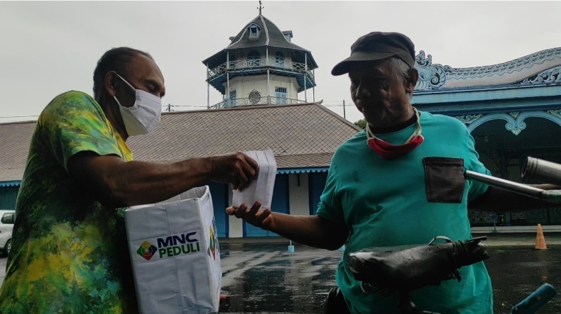 Ajak Warga Solo Terus Patuhi Prokes, MNC Peduli Bersama Relawan Bagikan Masker  