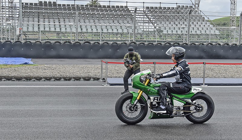 Gaya Presiden Jokowi Naik Kawasaki W175 Jajal Sirkuit Mandalika - Bagian 1