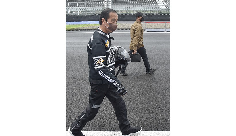 Gaya Presiden Jokowi Naik Kawasaki W175 Jajal Sirkuit Mandalika - Bagian 3