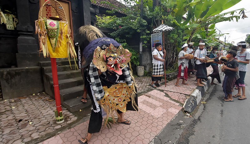 Ritual Tolak Bala Umat Hindu Gelar Tradisi Ngelawang  - Bagian 3