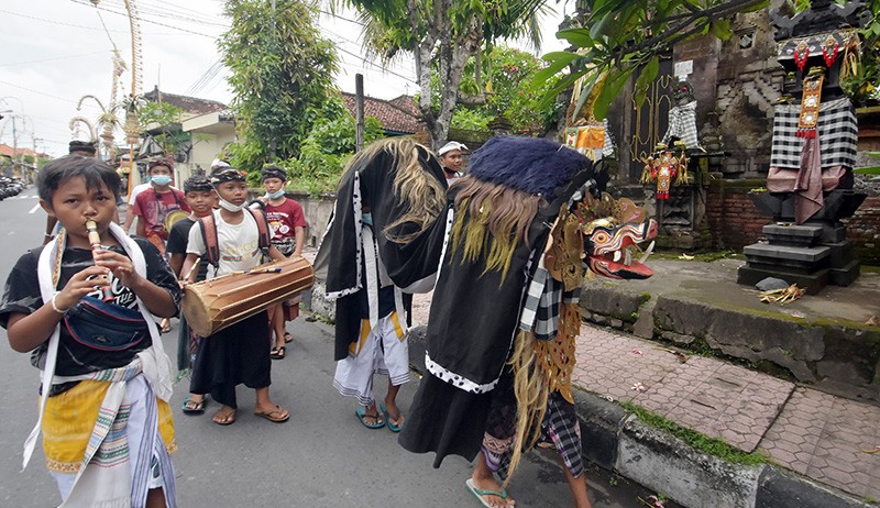 Ritual Tolak Bala Umat Hindu Gelar Tradisi Ngelawang  - Bagian 1