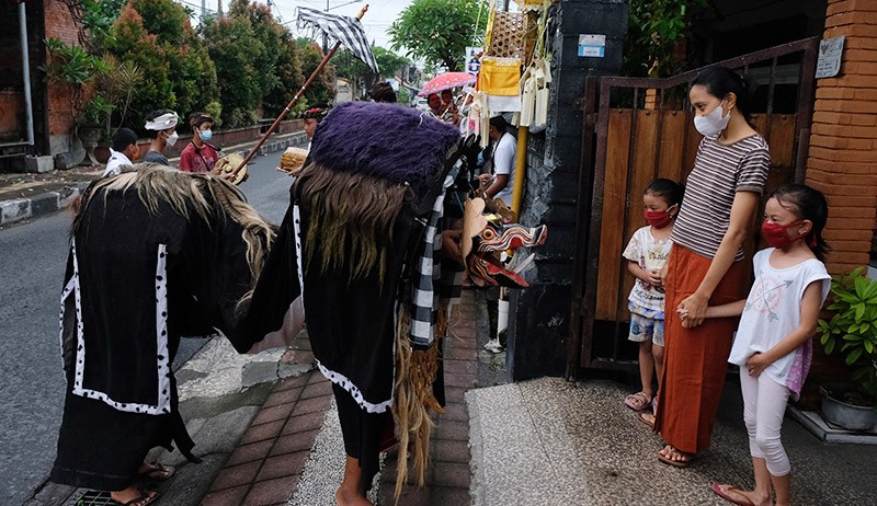Ritual Tolak Bala Umat Hindu Gelar Tradisi Ngelawang  - Bagian 2