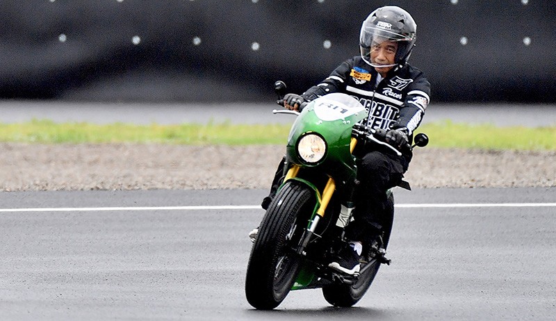Foto-Foto Presiden Jokowi Ngebut di Sirkuit Mandalika - Bagian 2