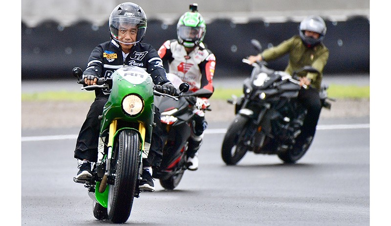 Foto-Foto Presiden Jokowi Ngebut di Sirkuit Mandalika - Bagian 3