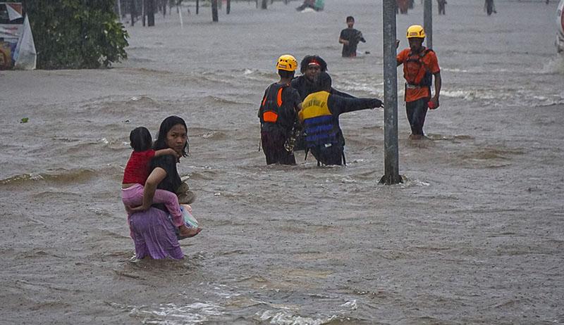 Kalimantan Barat 3 Minggu Dilanda Banjir, Pendistribusian Bantuan Terkendala - Bagian 1