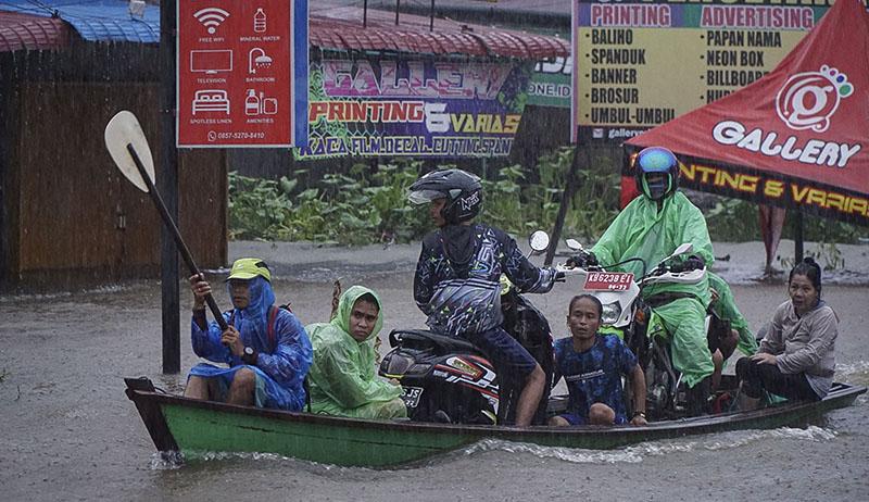 Kalimantan Barat 3 Minggu Dilanda Banjir, Pendistribusian Bantuan Terkendala - Bagian 2