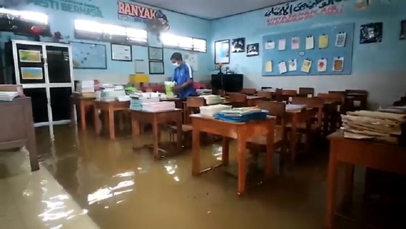 title SD di Lamongan Terendam Banjir, Sekolah Terpaksa Diliburkan  SD di Lamongan Terendam Banjir, Sekolah Terpaksa Diliburkan