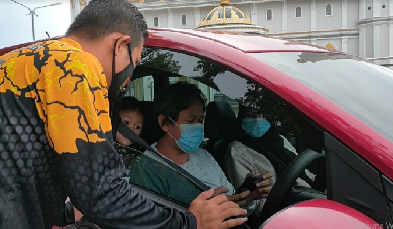 Belum Divaksin, Pengendara Melintas di Bundaran Ikan Koba Disetop untuk Ikut Vaksinasi