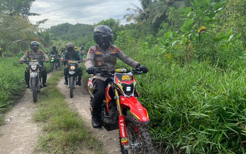 Kapolda Sumut Blusukan Pakai Motor Trail Datangi Warga Ajak Vaksinasi Covid-19