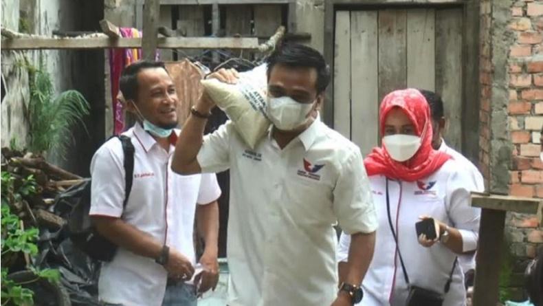 Momen Jumat Berkah, Ketua DPD Perindo Jambi Pikul Beras Door to Door ke Rumah Warga