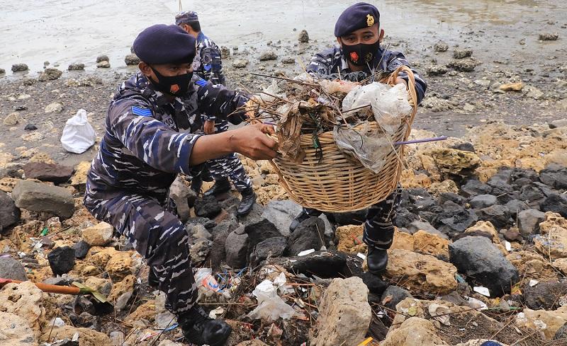 Koarmada II-Pemkot Surabaya Gelar Vaksinasi Covid-19 dan Bersih-Bersih Pantai 