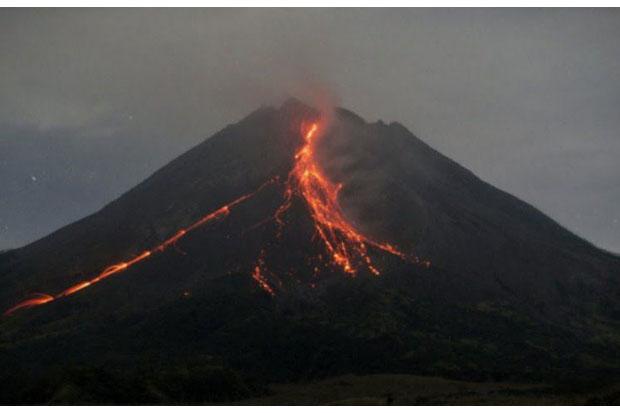  Gunung Merapi Luncurkan Guguran Lava hingga Sejauh 2.000 Meter ke Barat Daya