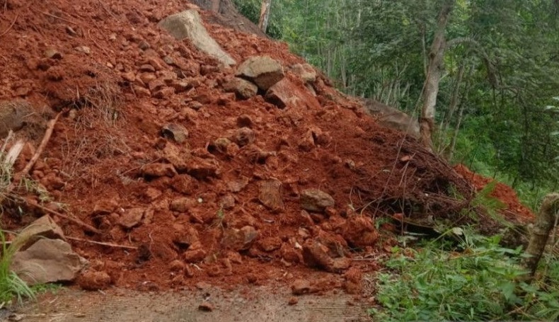 Jalan Utama Tertimbun Longsor, 3 Desa di Cibinong Cianjur Terisolasi