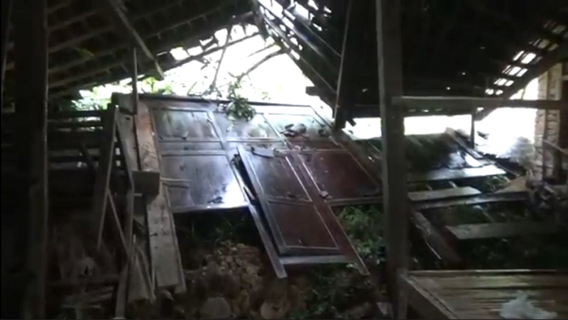 title Rumah Warga di Pacitan Ambruk Tertimpa Longsor, Semua Penghuni Mengungsi  Rumah Warga di Pacitan Ambruk Tertimpa Longsor, Semua Penghuni Mengungsi