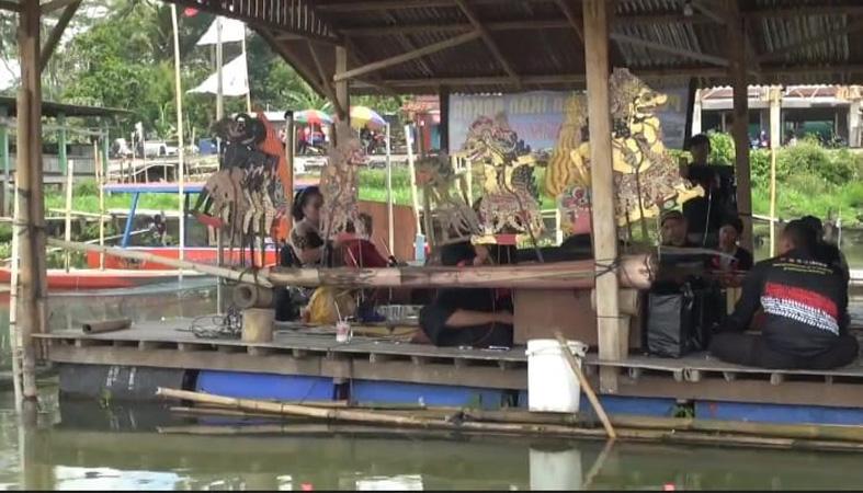 Asyiknya Nonton Pentas Wayang di Tengah Danau Rawa Pening
