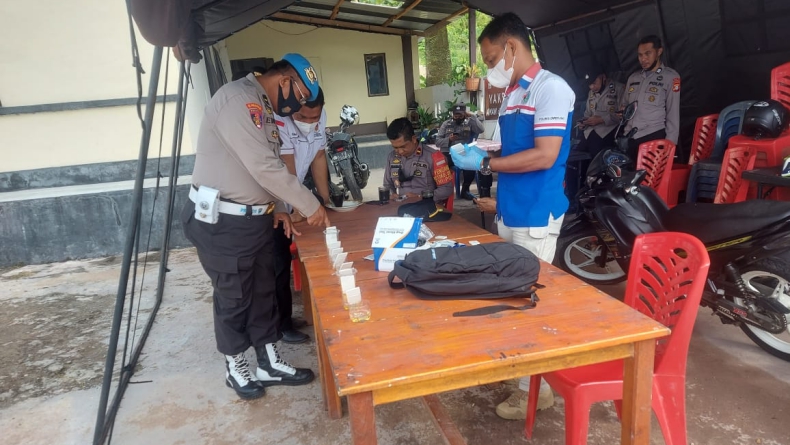 Lakukan Pengawasan Internal ke Personel, Kapolres Enrekang Gelar Tes Urine Dadakan