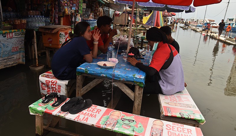 Banjir Rob Rendam Pelabuhan Kali Adem Sejak Seminggu Lalu - Bagian 2