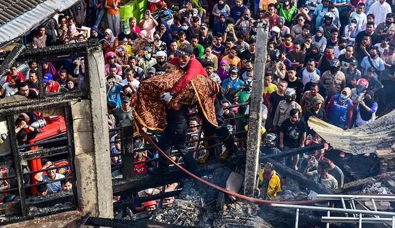 Merinding, Damkar Gendong 2 Jenazah Korban Kebakaran di Kota Ambon - Bagian 1