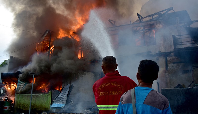 Merinding, Damkar Gendong 2 Jenazah Korban Kebakaran di Kota Ambon - Bagian 3