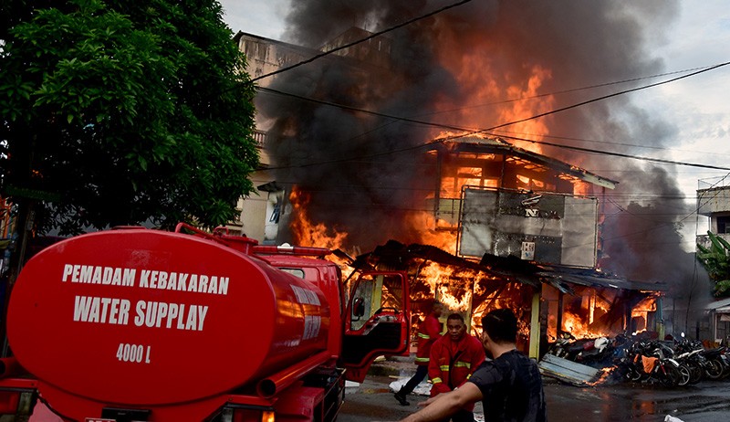 Merinding, Damkar Gendong 2 Jenazah Korban Kebakaran di Kota Ambon - Bagian 4