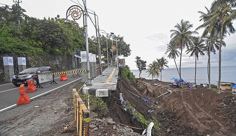 Jalan Kawasan Wisata Senggigi Longsor Sepanjang 25 Meter - Bagian 1