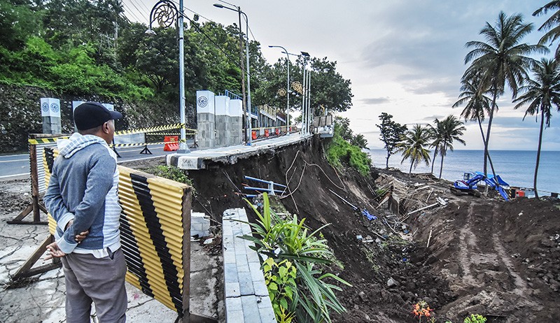 Jalan Kawasan Wisata Senggigi Longsor Sepanjang 25 Meter - Bagian 2