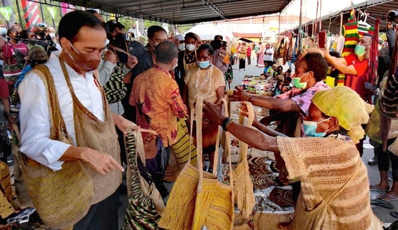 Momen Presiden Jokowi Borong Noken Papua di Jayapura - Bagian 3