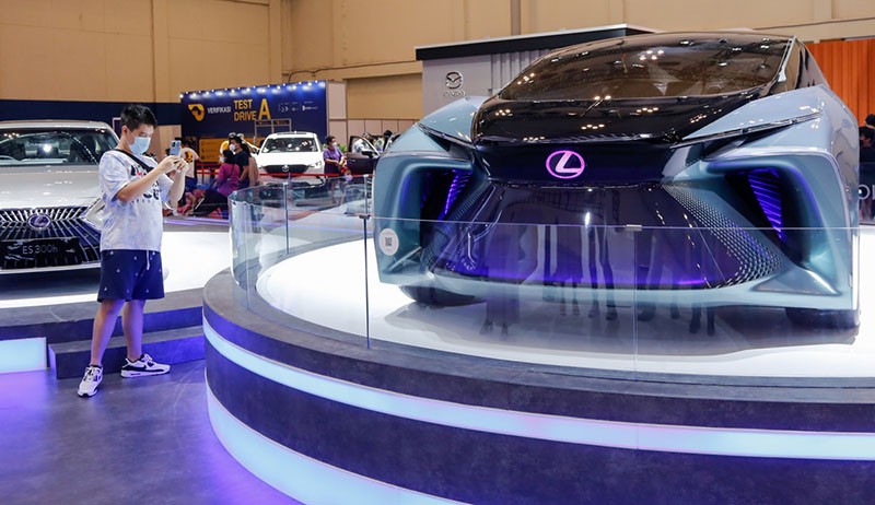 Antusiasme Masyarakat Kunjungi GIIAS 2021 - Bagian 4