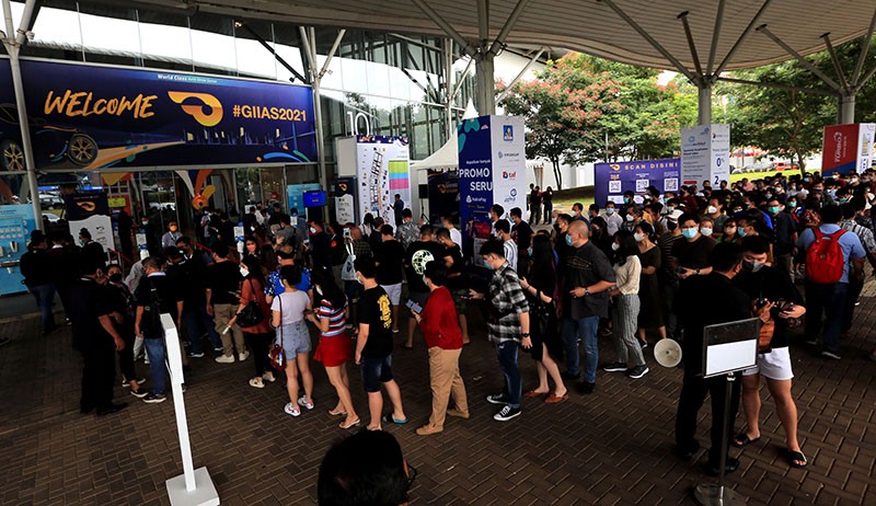 Antrean Panjang Pengunjung Masuk Pameran GIIAS 2021 - Bagian 2
