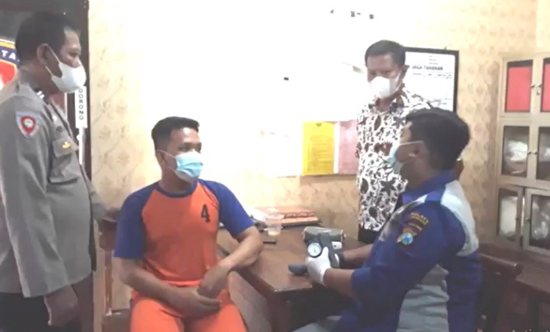 Penampakan Tubagus Joddy Sopir Vanessa Angel Pakai Baju Tahanan Diperiksa Polisi