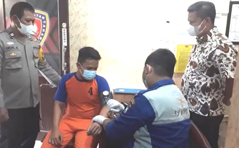  Begini Penampakan Sopir Vanessa Angel Pakai Baju Tahanan 