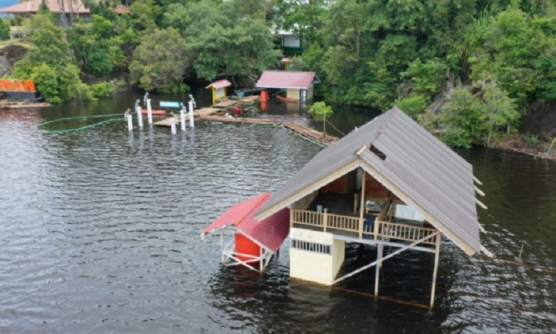 title Danau Sentarum Meluap, Fasilitas Wisata dan Permukiman Warga Terendam Banjr Danau Sentarum Meluap, Fasilitas Wisata dan Permukiman Warga Terendam Banjr