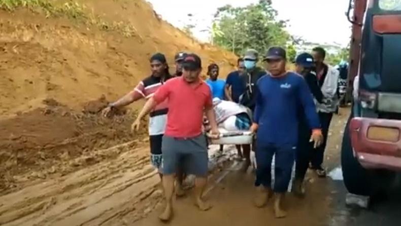 Ambulans Bawa Mayat Terjebak Longsor di Trans Sulawesi, Jenazah Ditandu Sejauh 1 Km