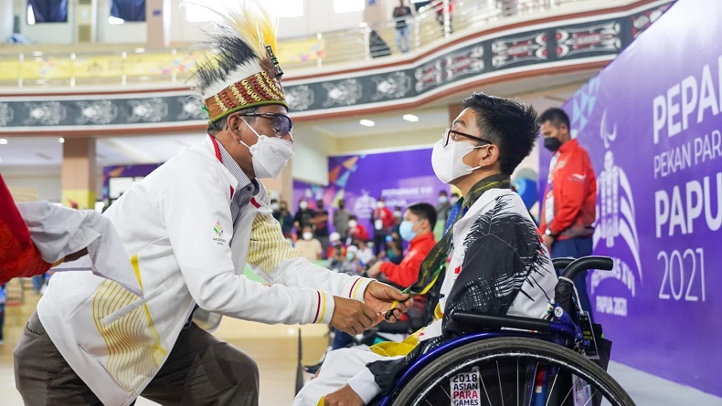 Terharu saat Kalungkan Medali kepada Atlet Boccia di Peparnas Papua, Mahfud MD: Hati Saya Pilu 