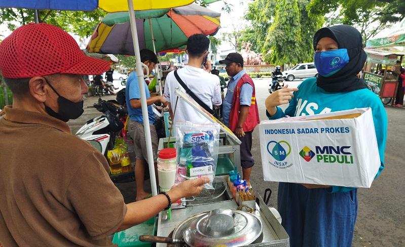 Ikhtiar Bersama Cegah Covid-19, MNC Peduli dan INSAP Bagikan Paket Prokes di Malang