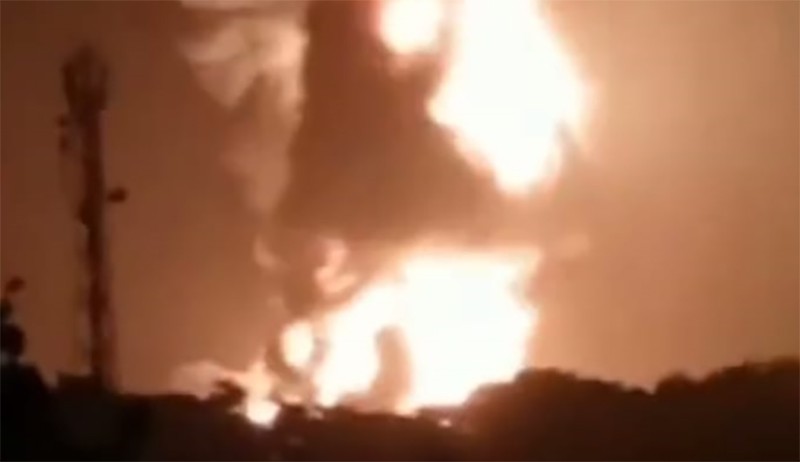 Penampakan Kilang Minyak Pertamina Cilacap Kebakaran, Api Membubung Tinggi - Bagian 3