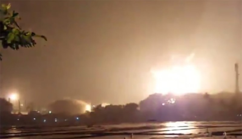 Penampakan Kilang Minyak Pertamina Cilacap Kebakaran, Api Membubung Tinggi - Bagian 1