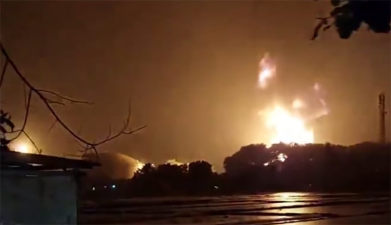 Penampakan Kilang Minyak Pertamina Cilacap Kebakaran, Api Membubung Tinggi - Bagian 2