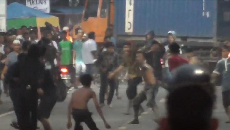 title Medan Mencekam, Tawuran 2 Kelompok Remaja di Pekan Labuhan Pecah usai Pemakaman Medan Mencekam, Tawuran 2 Kelompok Remaja di Pekan Labuhan Pecah usai Pemakaman