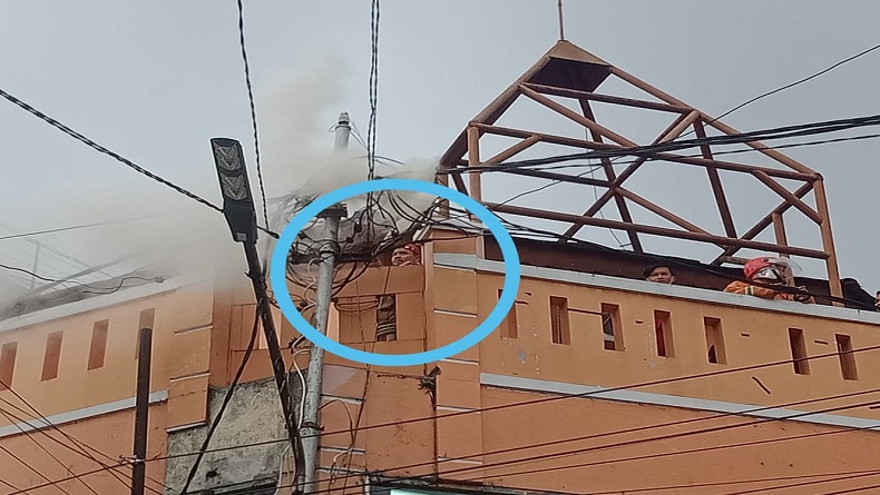 Api dan Asap Keluar dari Tiang Listrik di Pusat Perbelanjaan Kota Sukabumi, Warga Panik
