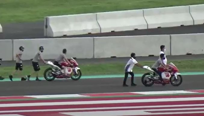 Antre Sejak Pagi, Warga Kecewa Batal Lihat Asia Talent Cup di Sirkuit Mandalika