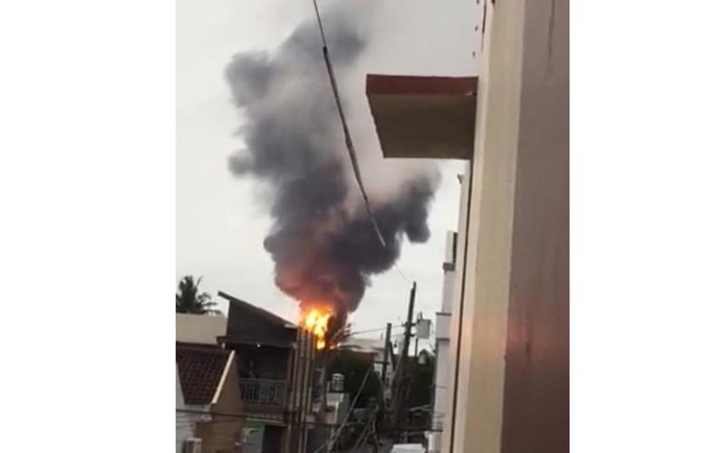 title Api Tangki Kilang Minyak Masih Berkobar, Warga Cilacap: Kirain Semalem Bakalan Mati Api Tangki Kilang Minyak Masih Berkobar, Warga Cilacap: Kirain Semalem Bakalan Mati