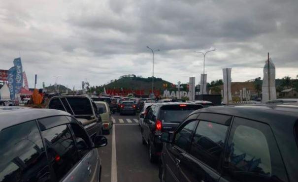 title Gagal Masuk Sirkuit Mandalika, Warga Lihat MotoGP Junior dari Bukit hingga Atap Rumah Gagal Masuk Sirkuit Mandalika, Warga Lihat MotoGP Junior dari Bukit hingga Atap Rumah