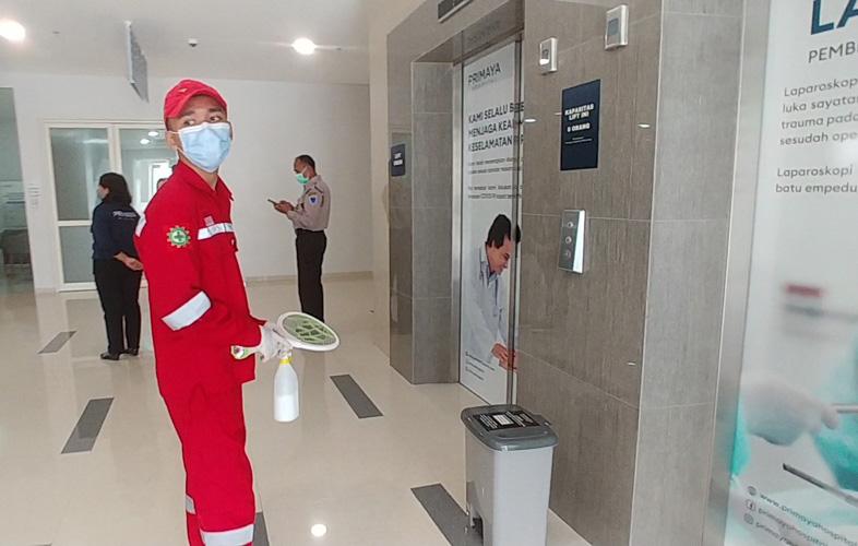 Kisah Azam Arif, Pemuda Pemburu Serangga di Rumah Sakit