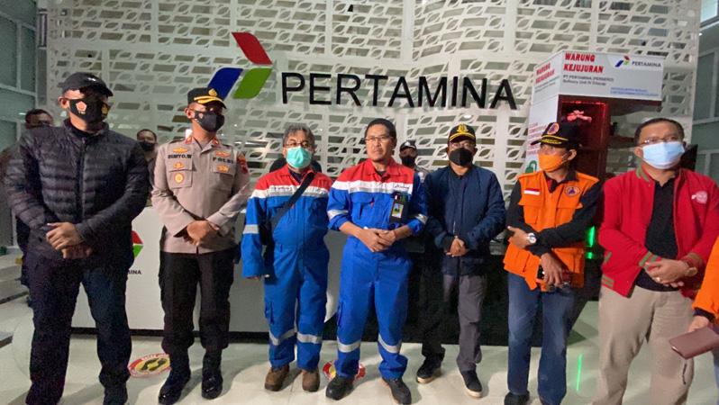 title Tangki Kilang Minyak Terbakar, Polisi Tutup Akses Menuju Kawasan KPI RU IV Cilacap Tangki Kilang Minyak Terbakar, Polisi Tutup Akses Menuju Kawasan KPI RU IV Cilacap