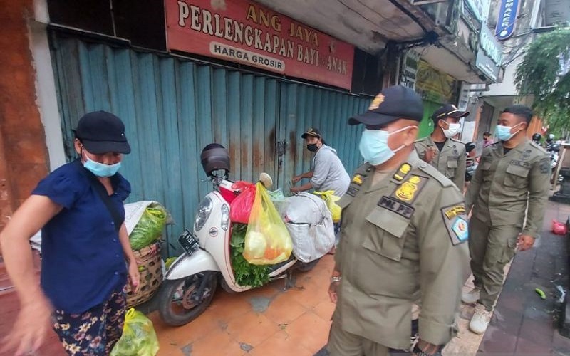 Blusukan ke Pasar, Satpol PP Denpasar Cek Penerapan Prokes Masyarakat