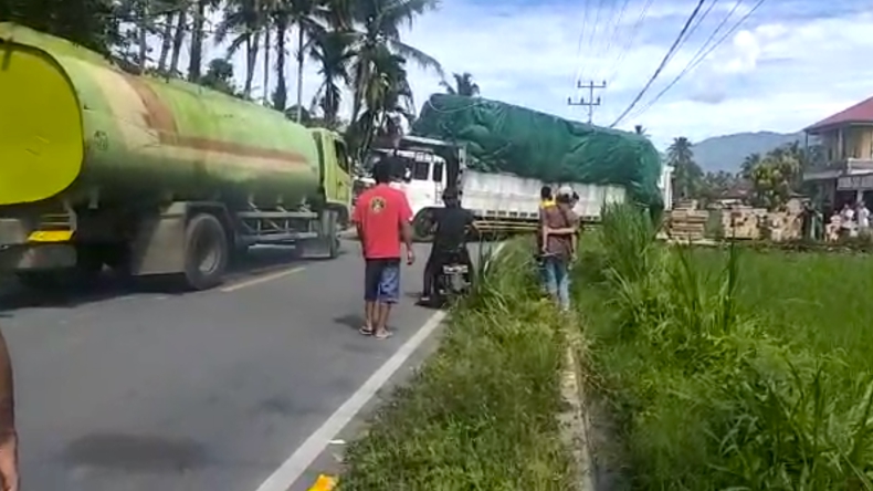 Ban Masuk Sawah saat akan Bongkar Muat, Truk Bikin Macet Jalan Solok Selatan
