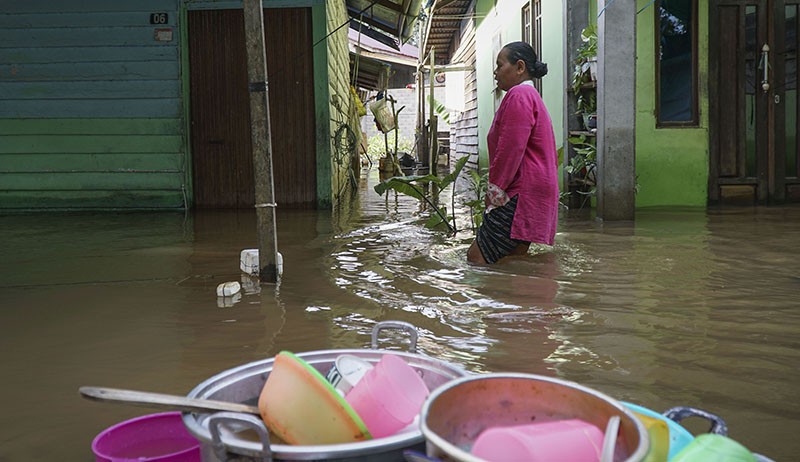 Begini Aktivitas Warga Sintang Hampir Sebulan Terendam Banjir - Bagian 1