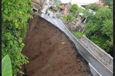 Detik-Detik Jalan di Gianyar Ambles, Diawali Suara Gemuruh