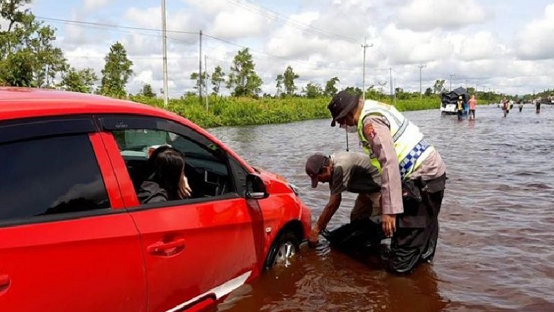 Banjir Rendam Jalan Trans Kalimantan, Warga Diminta Berhati-hati Lubang Besar